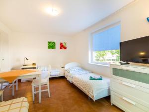 科沃布热格Domki letniskowe Wiga的一间卧室配有一张床、一张桌子和一台电视。