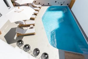 卡马利Aegean Gem的享有带躺椅的游泳池和游泳池的顶部景致