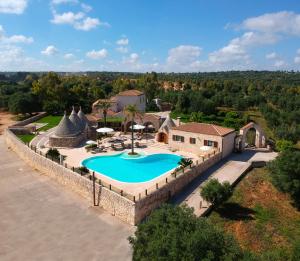切列梅萨皮卡马塞里亚本尼费西奥豪华乡村民宿的享有带游泳池的房屋的空中景致