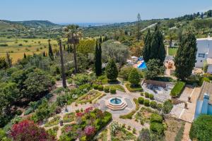 拉戈斯Quinta Bonita Country House & Gardens的享有花园的空中景致