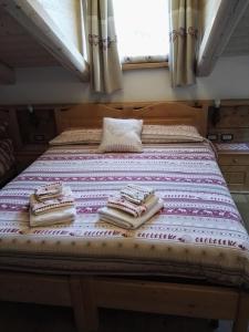 齐亚诺迪菲耶姆梅Bed and Breakfast la Stube的客房内的一张床位,上面有毛巾