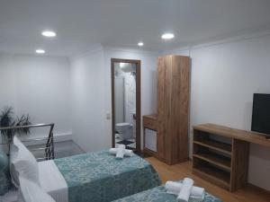 巴统思维里巴图米酒店的酒店客房设有两张床和电视。