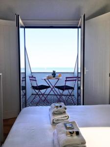 里斯本Casa da Maria Alfama的一间卧室设有一张床,享有海景