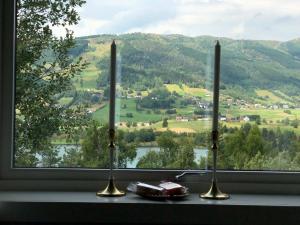 HafsloSagi 3 Exclusive Private Apartment的两把蜡烛坐在窗台上,享有美景