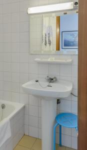 桑亨霍Hotel La Terraza的浴室配有盥洗盆、镜子和浴缸