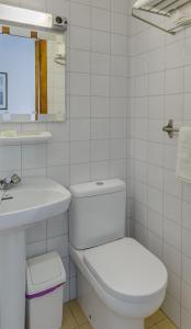 桑亨霍Hotel La Terraza的白色的浴室设有卫生间和水槽。