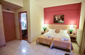 安迪基拉伊利达诺斯酒店的一间卧室设有一张大床和红色的墙壁