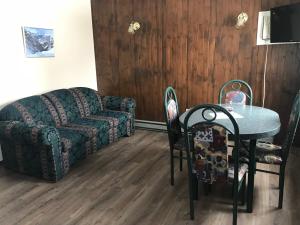 CormackLush's Cottages的客厅配有沙发和桌子