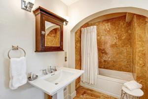 索诺玛简易别墅313公寓式酒店的一间带水槽和淋浴的浴室