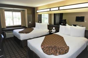 温德姆杰克逊维尔机场麦克洛旅馆及套房酒店客房内的一张或多张床位