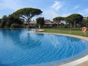 奇克拉纳－德拉弗龙特拉Novo Sancti Petri - Adosado Residencial El Trebol - Chiclana的公园里一个蓝色的大泳池