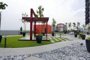 加影AZFA Duplex Suite at De Centrum Putrajaya Bangi FREE WIFI的城市中红色建筑的公园