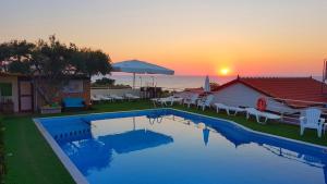 赫索尼索斯美景别墅的一座享有日落美景的游泳池