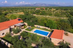 Bogatić科德斯拉帕乡村别墅的享有带游泳池的房屋的空中景致