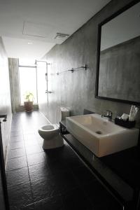 实兆远68 Boutique Hotel的浴室配有白色水槽和卫生间。