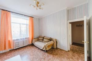 赤塔Dekabrist Apartment Leningradskaya 5的带沙发和窗户的客厅