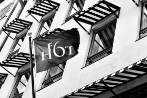 赫尔辛基F6酒店的一面在有窗户的建筑前悬挂的旗帜