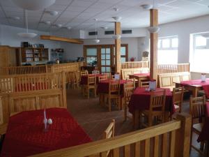 什平德莱鲁夫姆林Horská chata Sedmidolí的餐厅内带红色桌椅的用餐室