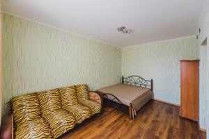 赤塔Dekabrist Apartment Oktyabrski的一间卧室配有一张床和斑马印花床单