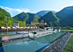 Fushi太鲁阁晶英酒店的山水池的背景