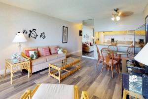 卡哈纳Kahana Reef Oceanfront Condos的客厅配有沙发和桌子