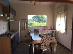 Casetta in Agrumeto的厨房或小厨房