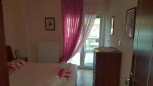 克拉默特George and Mary's House的一间卧室配有床和一个带粉红色窗帘的窗户。