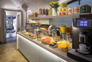 布拉格克雷门庭酒店的包括水果和果汁的早餐柜台