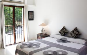 Geoffrey Bawa's Home Number 11客房内的一张或多张床位