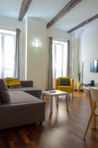 尼斯Magnifiques Appartements au coeur du Vieux Nice的客厅配有沙发和桌子