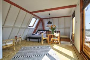 梅登Rooftop studio near Amsterdam Castle (Muiden)的配有一张床和一张桌子及椅子的房间