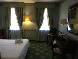 圣文森特德拉别墅酒店的酒店客房设有一张床和两个窗户。