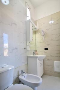 培拉特Hotel Orestiada的白色的浴室设有卫生间和水槽。