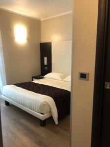 巴巴莱斯科卡萨博法酒店的酒店客房,配有床和镜子