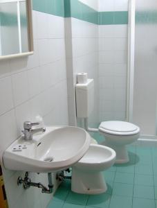 佛罗伦萨埃斯佩兰萨酒店的一间带水槽和卫生间的浴室