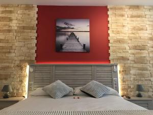 阿列日河畔的塔拉斯孔特哈诺斯特哈酒店的一间卧室配有一张红色墙壁的床