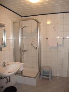 欧波楚巴赫埃尔泰珀斯特旅馆的带淋浴和盥洗盆的浴室