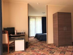 旧扎戈拉拉罗卡酒店的一间卧室配有一张床和一张带电脑的书桌