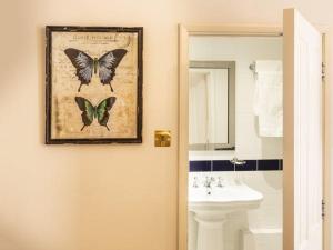 伦敦菲尔丁酒店的浴室墙上挂着蝴蝶的照片