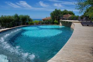 奥尔梅托坎辿玛尔住宿酒店的庭院里的一个蓝色海水游泳池