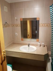 波尔蒂芒Encosta da Marina Residence的一间带水槽和镜子的浴室