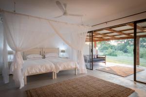 MbabatMakuwa Safari Lodge的一间卧室配有一张带天蓬的床