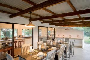 MbabatMakuwa Safari Lodge的一间带长桌和椅子的用餐室