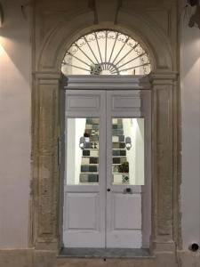 锡拉库扎A'Storia的大楼内有窗户的白色门
