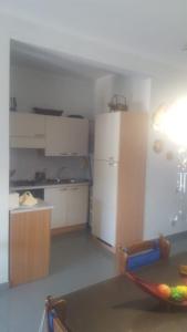 坎波马里诺appartamento Lory的一间带冰箱和桌子的厨房