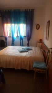 坎波马里诺appartamento Lory的一间卧室配有一张带蓝色窗帘的大床