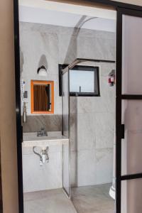坎佩切特拉克塔康纳尔鲁姆斯酒店的一间带水槽和镜子的浴室