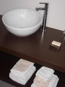 雷尼格尔斯特维达斯图斯旅馆的一间带水槽和台面毛巾的浴室