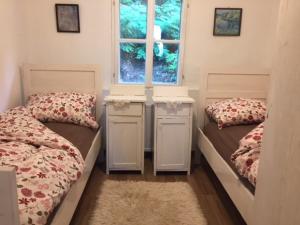 IrigGuest House Mundzic- Sumski Mir的一间卧室设有两张床和窗户。