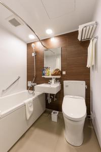 东京神田伯肯酒店的浴室配有卫生间、盥洗盆和浴缸。